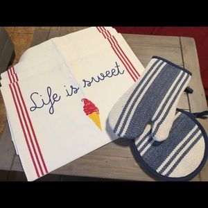 Set of Placemats, Oven Mitt & Hot Pad
